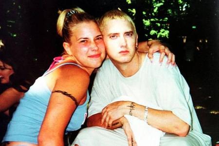 ...die Ehe hielt nur zwei Jahre, von 1999 bis 2001, und auch ein zweiter Versuch 2006 schlug fehl. Eminem erzieht seitdem se...