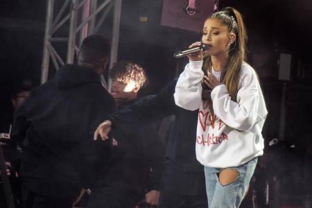 Die Beziehung zum Background-Tänze Ricky Alvarez dauerte derweil nicht sonderlich lang. Die beiden küssten sich leidenschaft...