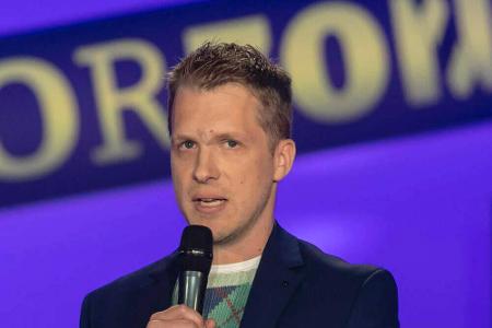 Komiker Oliver Pocher trägt ebenso das Virus in sich. Gesundheitlich gehe es ihm gut, seine Frau Amira Pocher hatte da schon...