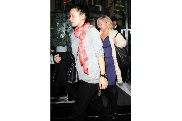 ...ihrer Mutter, Filmproduzenten Alison Owen (57). Diese sei oft 