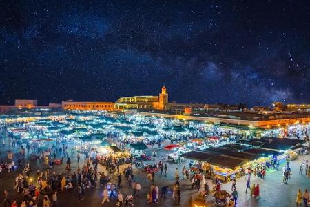 Speisen unter Sternen: Gerade gelandet und erstmal etwas essen! Auf dem Marktplatz Djemaa el Fna lässt es sich ganz wunderba...