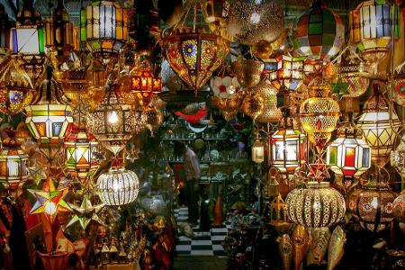 Souks in der Medina: Mit neuer Energie stürzen wir uns ins Getümmel der Basargassen: In den sogenannten Souks leuchten uns n...
