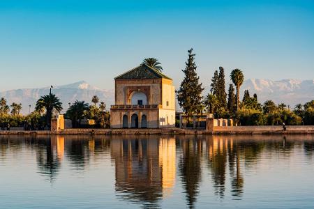 Der Pavillon vor dem Atlas-Gebirge: Im Menara-Garten finden vor allem die Einheimischen Ruhe und Entspannung. Er wurde Mitte...