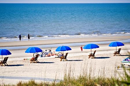 Blauer Himmel, blaues Meer, schöner Sandstrand und beinahe unberührte Natur - all das gibt es zigfach an den Küsten der USA....