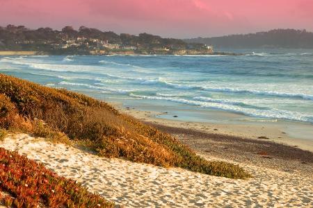 Die Kleinstadt Carmel-by-the-Sea in Kalifornien ist berühmt für ihren Strand und ihre Künstler. In der märchenhaften Bucht g...