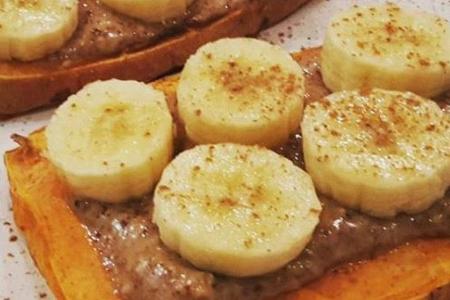 Viel gesünder als Nutella-Toast: Süßkartoffel mit Erdnussbutter und Banane