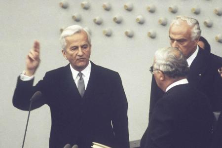 Am 15. April 1920 kam Richard Karl Freiherr von Weizsäcker in Stuttgart zur Welt. Der CDU-Politiker war zuerst regierender B...