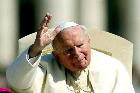 Papst Johannes Paul II. hieß mit bürgerlichem Namen Karol Józef Wojtyla und wurde am 18. Mai 1920 in Wadowice, Polen geboren...
