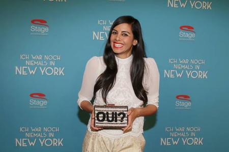 ...meistert die Moderatorin aber gekonnt. Da kann man immer nur 'Oui, das hast du gut gemacht', zu ihren Modeentscheidungen ...