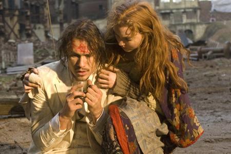 Johnny Depp, Jude Law und Colin Farrell schlüpften schließlich abwechselnd in seine Rolle und vollendeten den Film. Im Mai 2...