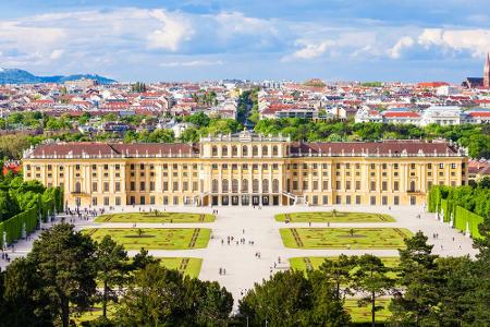 Das Schloss Schönbrunn zählt zu den Top-Sehenswürdigkeiten der Stadt. Die Sommerresidenz von Maria Theresia und später Kaise...