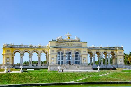 Auf einem Hügel gegenüber des Schlosses Schönbrunn befindet sich die Gloriette. Früher wurde hier gefeiert und zu besonderen...