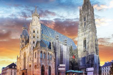 Der Stephansdom ist das Wahrzeichen der Donaumetropole und steht genau im Zentrum. Die Stadt entwickelte sich um die katholi...