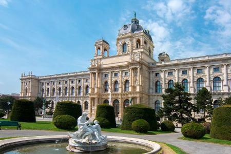 Ein Spaziergang entlang der Ringstraße führt zum Maria-Theresien-Platz. Dort befinden sich das Kunst- und Naturhistorische M...