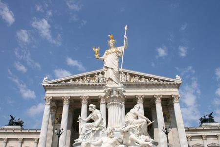 Das österreichische Parlament ist einem griechischen Tempel nachempfunden. Davor steht Pallas Athene, die Göttin der Weishei...