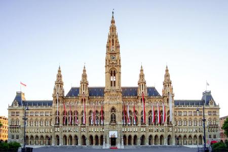 Das Wiener Rathaus ist der Sitz des Bürgermeisters sowie der Stadtverwaltung. Auf der Spitze des höchsten Turms wacht der so...