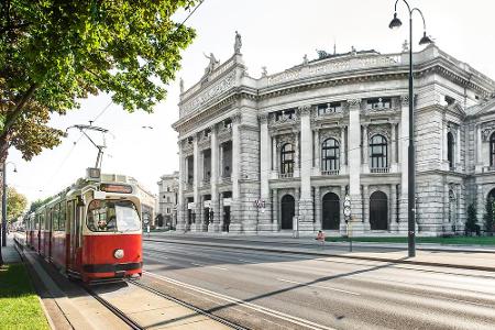 Direkt gegenüber des Rathauses steht das weltberühmte Burgtheater. Es ist das größte deutschsprachige Sprechtheater und wurd...
