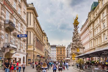 In der Wiener Innenstadt befindet sich der Graben. Die Fußgängerzone bietet viele Läden und Restaurants. In der Mitte steht ...