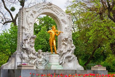 Ein weiterer bedeutender Komponist und Musiker war Johann Strauss. Ein goldenes Denkmal verewigt ihn im Wiener Stadtpark. Di...