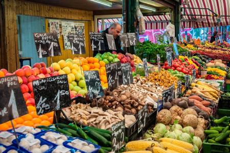 Probieren erlaubt: Der Naschmarkt ist ein Paradies für Feinschmecker. Besucher können sich durch die köstlichen Produkte pro...