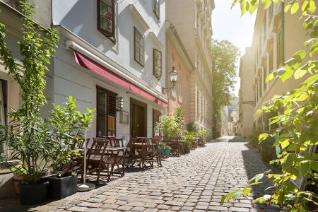 Ganz in der Nähe liegt der Spittelberg. In der Gegend mit den alten, schmalen Gassen treffen kleine Lokale und alternative L...