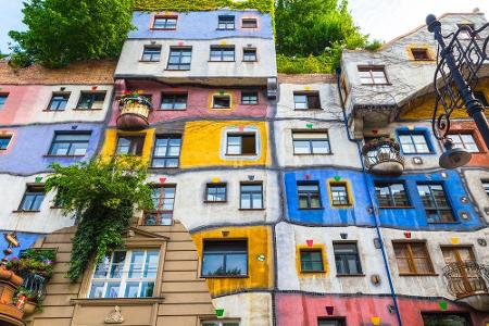 Der österreichische Künstler Friedensreich Hundertwasser liebte verschiedene Formen und bunten Farben. Das berühmte Hundertw...