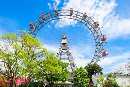 Das Riesenrad am Prater ist eines der Wiener Wahrzeichen schlechthin. Das Gelände ist seit 1766 für die Bevölkerung zugängli...