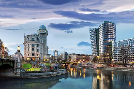 Durch die Innenstadt fließt der Donaukanal. Er ist ein Seitenarm der Donau und bietet im Sommer Bars und Lounges am Wasser. ...