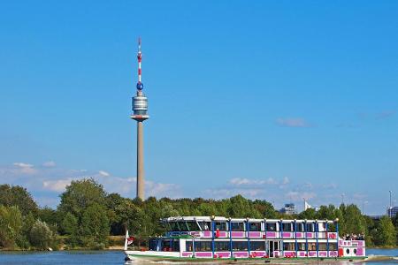 Der Donauturm ragt aus der Skyline von Wien. In 170 Meter Höhe befindet sich ein Restaurant, das sich dreht. Bei dieser 360-...