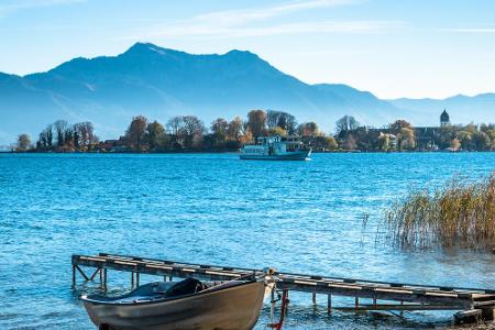 Der Chiemsee in Bayern ist ein beliebtes Ziel bei Urlaubern. Denn es gibt verschiedene Strandbäder und sogar einen fünf Kilo...