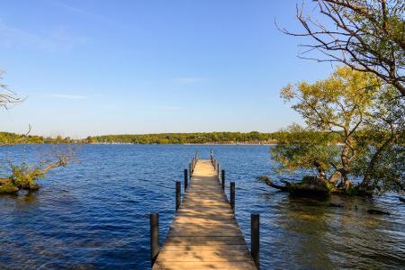 In der Nähe von Berlin wartet der Wannsee auf Badenixen. Hier gibt es wirklich für jeden etwas: Rutschanschlagen für Kinder,...