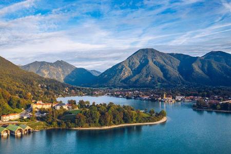 Mit einem wunderschönen Bergpanorama kann der Tegernsee in Oberbayern aufwarten. An manchen Tagen schimmert der See in einem...