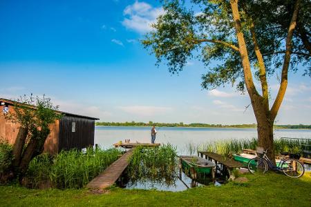 Idyllisch ist auch der Schaalsee an der Grenze zwischen Schleswig-Holstein und Mecklenburg-Vorpommern. Am Ufer gibt es eine ...
