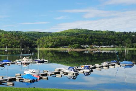 Wer es ruhig mag, ist am Edersee in Hessen an der richtigen Adresse. Das blaue Nass liegt mitten im Naturpark Kellerwald-Ede...