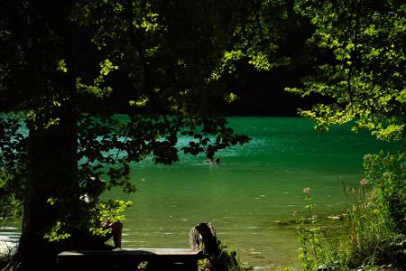 Zu den Badeplätzen mit der besten Wasserqualität zählt der 70 Meter tiefe Stechlinsee in Brandenburg. Der See ist umgegeben ...
