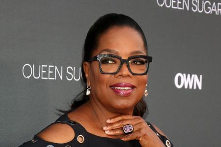 Im ländlichen Raum wuchs Oprah Winfrey bei ihrer Oma auf. Dort lebte sie in prekären Verhältnissen. Während der Highschool b...