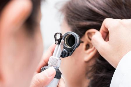 Mit Wattestäbchen wird Ohrenschmalz der Kampf angesagt. Das ist allerdings gar nicht so gut. Das Schmalz besteht zur Hälfte ...