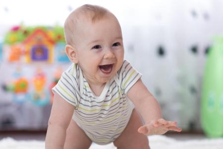 Knieschmerzen vom Krabbeln? Das kann Babys nicht passieren, da ihre Kniescheiben noch weich und knorpelig sind. Erst im Alte...