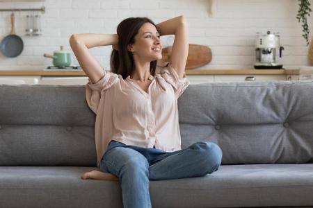 Forscher fanden heraus, dass die Körperhaltung das Gedächtnis beeinflusst. Das Abrufen negativer Gedanken wird sitzend und h...