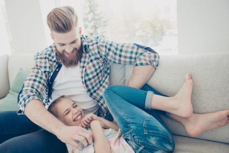 Von anderen gekitzelt zu werden, bringt viele zum Lachen. Sich selbst kitzeln ist jedoch nicht möglich. Das Gehirn braucht e...