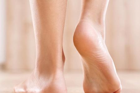 Die Füße bestehen aus 52 Knochen. Somit befindet sich dort knapp ein Viertel aller Knochen des ganzen Körpers. Außerdem verb...