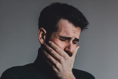 Menschen sind die einzigen Lebewesen, die aufgrund von Emotionen weinen. Tiere verwenden Tränen als Schmiermittel für die Au...