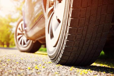 Für Autobesitzer heißt es im Frühling üblicherweise Reifen wechseln. Doch warum brauchen Sie eigentlich Sommerreifen und was...