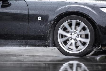 Durch die Längsrillen ist der Sommerreifen in der Lage, große Wassermengen zu verdrängen, zum Beispiel bei Sommergewittern. ...