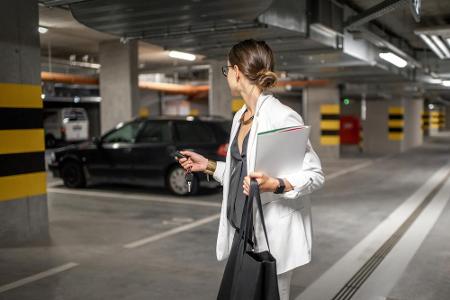 Sollte es dann doch mal länger herumstehen, ist ein trockener Parkplatz wie eine Tiefgarage oder die eigene Garage empfehlen...