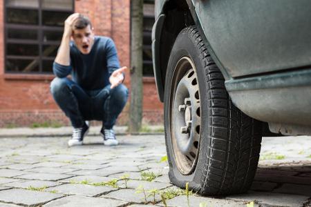 Bewegen Sie Ihr Auto zu wenig, kann sich durch die einseitige Reifenbelastung das Gummi verformen. Manchmal lässt sich das b...
