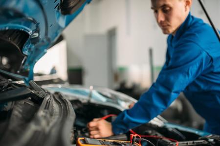Die Autobatterie ist ebenfalls ein Opfer der geringen Nutzung. Sie kann sich mit der Zeit entladen, was schlimmstenfalls zu ...