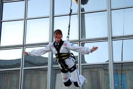 ...Überfliegerin war Emilia schon immer. Bereits 2005 nahm sie an einem Schauspiel-Workshop teil, war bald in Werbespots und...