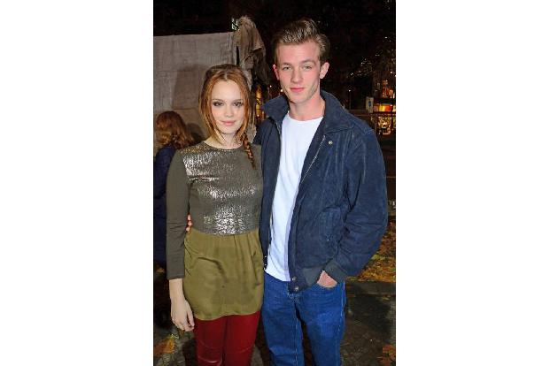 ...lief es für Emilia wie am Schnürchen: Am Set von 'Gangs' lernte sie 2008 ihre erste große Liebe kennen. Mit Schauspielkol...