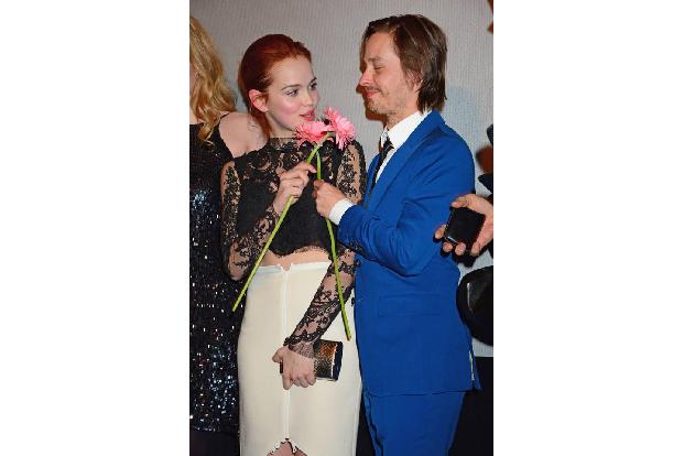 ...männlichen Verehrern scheint es der schönen Schauspielerin allerdings auch nicht zu mangeln. Mit Co-Star Tom Schilling, m...